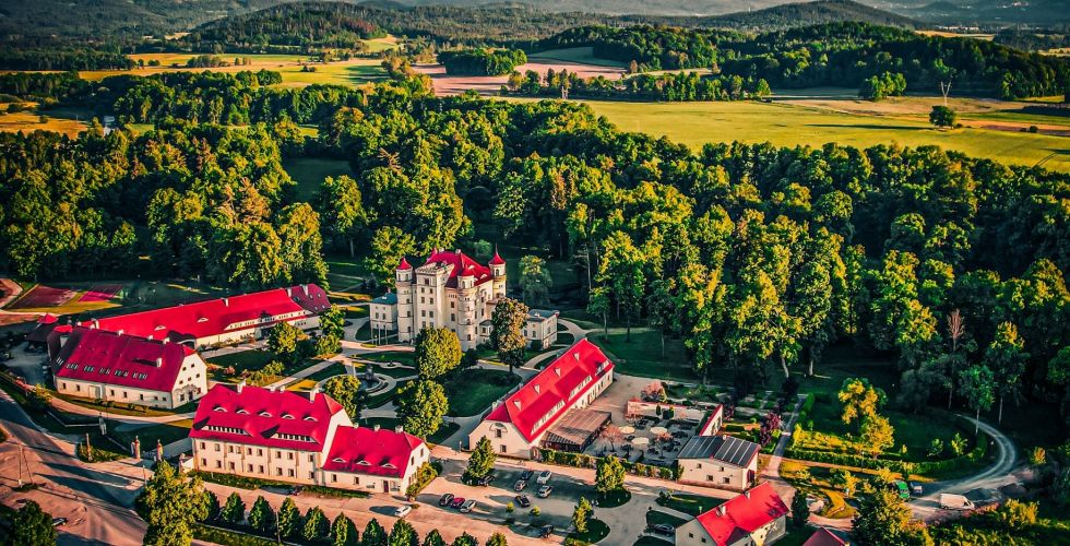 Odkryj Magię Karkonoszy: Idealne Wakacje w Górach czekają na Ciebie w Pałacu Wojanów!